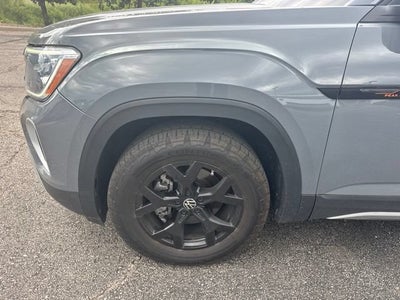 2024 Volkswagen Atlas 2.0T Peak Edition SEL
