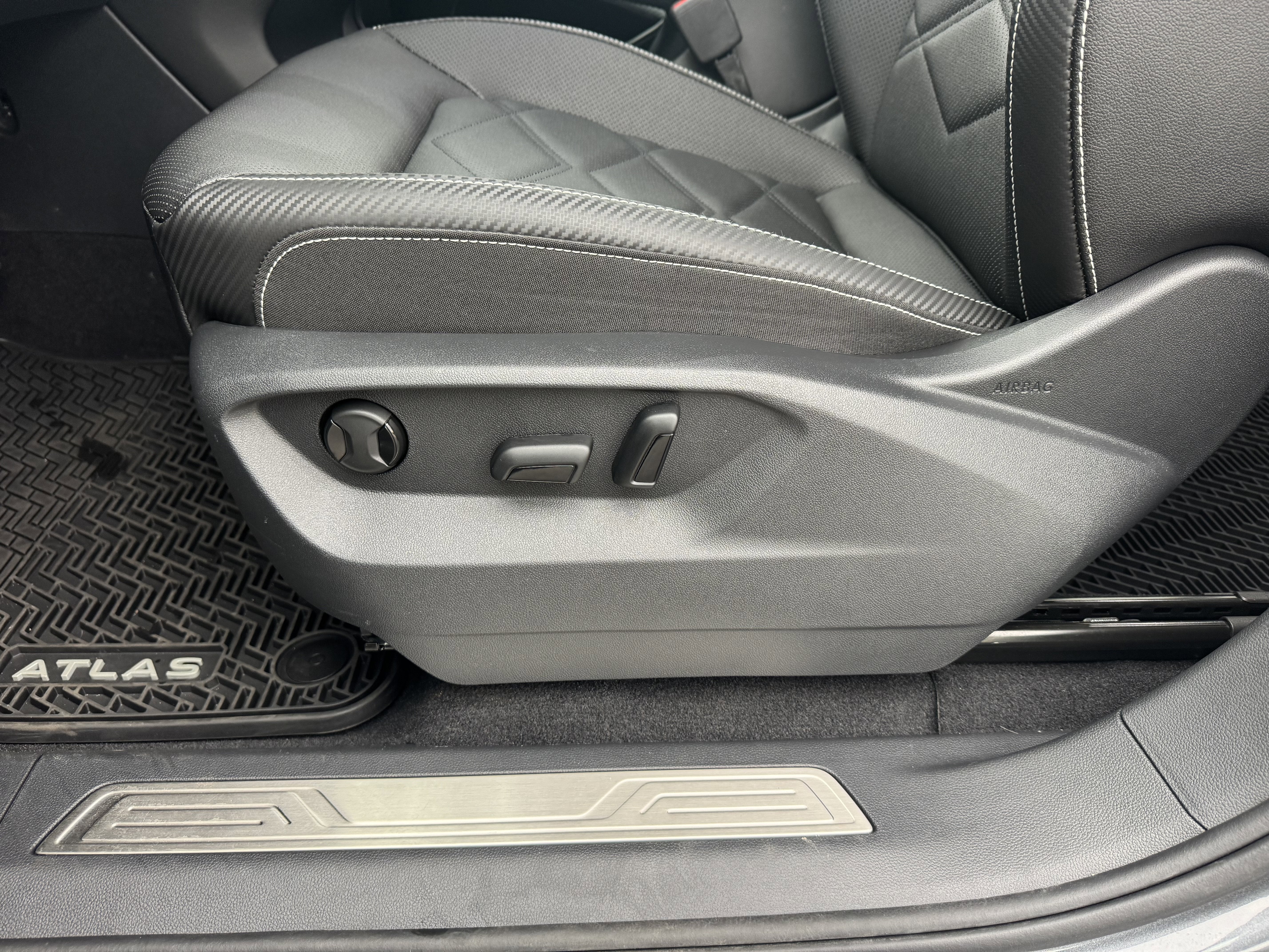 2025 Volkswagen Atlas Cross Sport 2.0T SE w/Technology