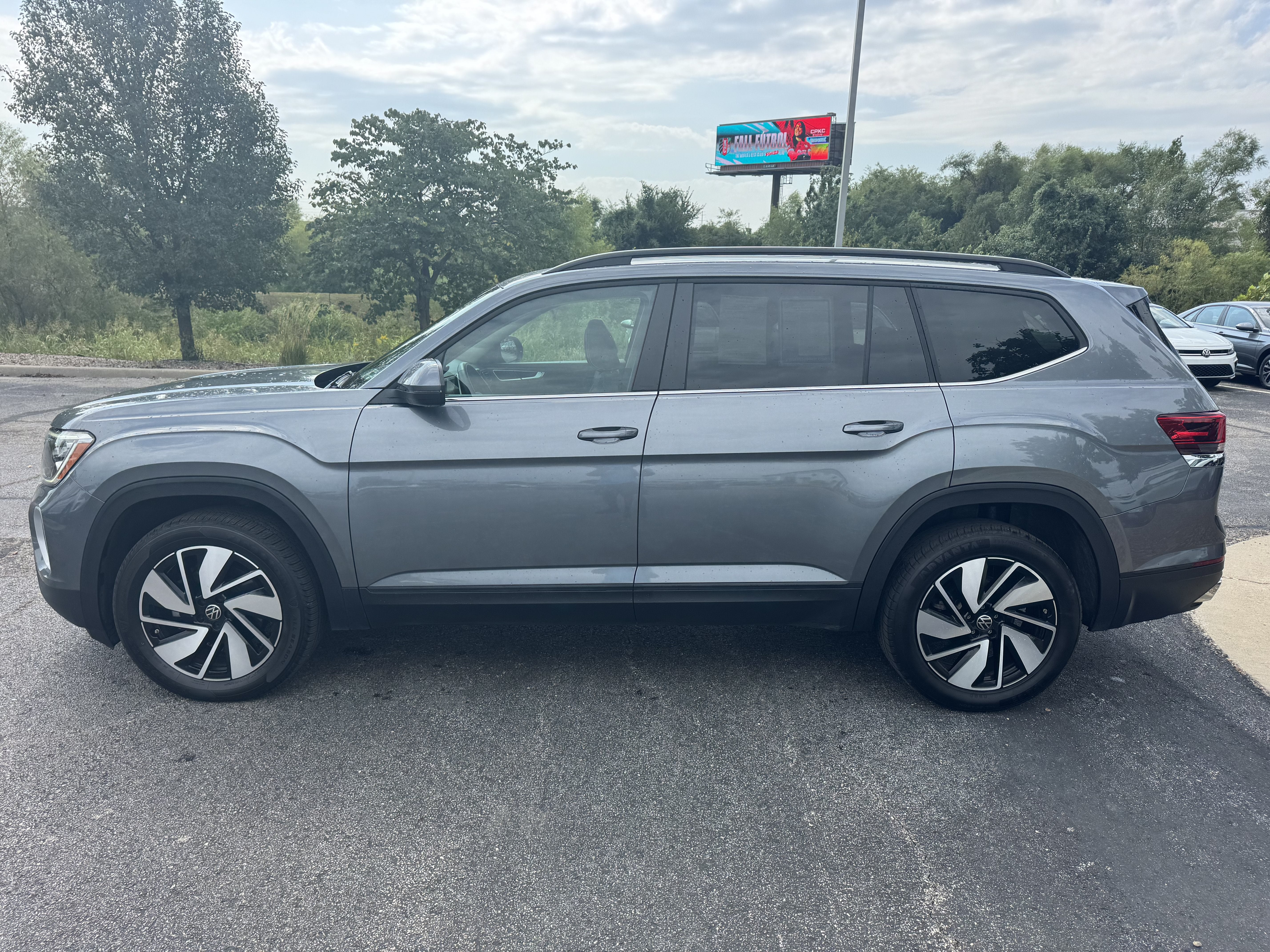 Used 2025 Volkswagen Atlas SE w/Tech with VIN 1V2HR2CA6SC506053 for sale in Kansas City