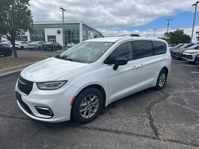 2024 Chrysler Pacifica Touring L's photo