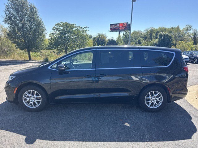 Used 2023 Chrysler Pacifica Touring L with VIN 2C4RC1BG8PR624076 for sale in Kansas City