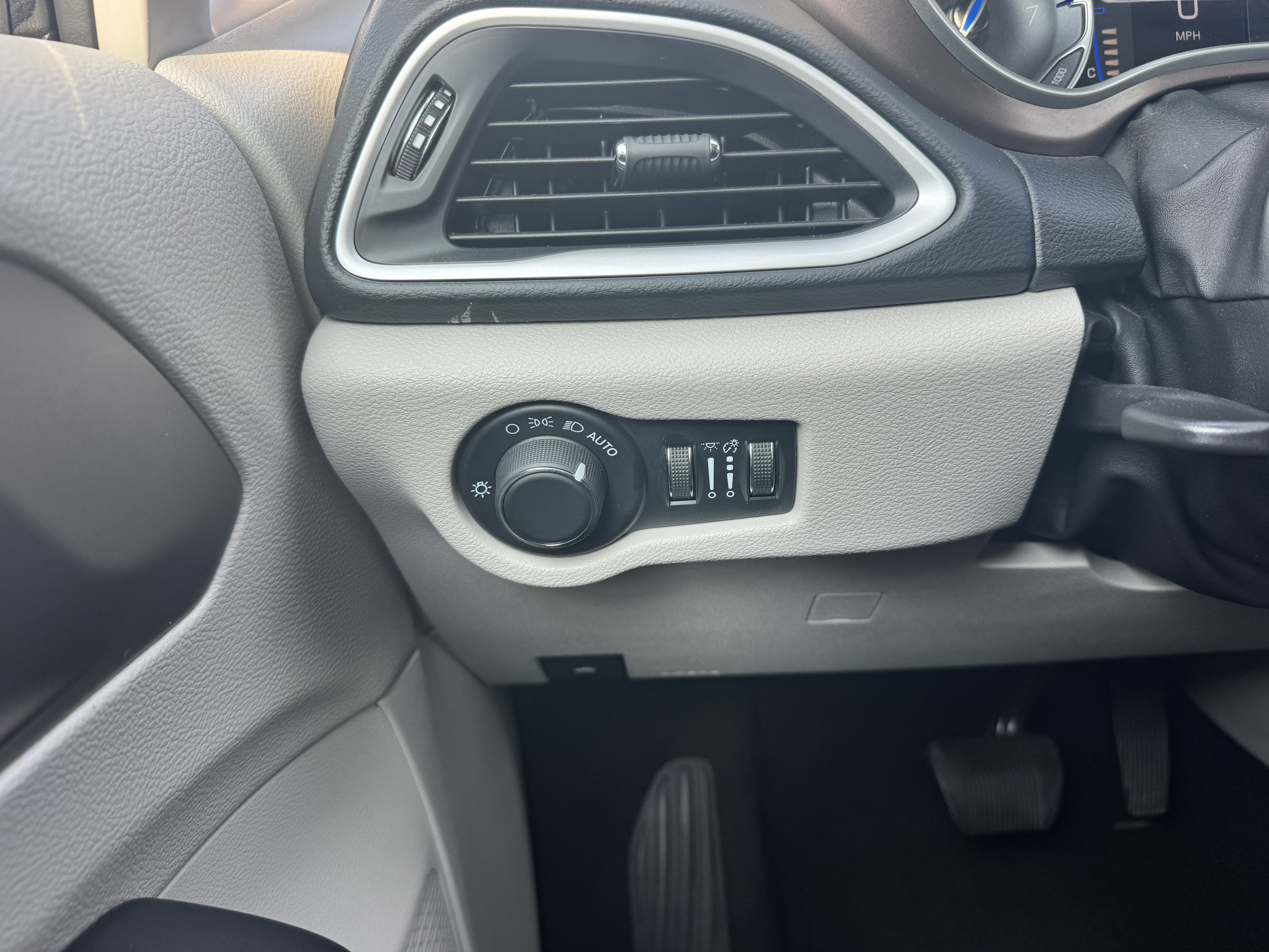 2023 Chrysler Voyager LX