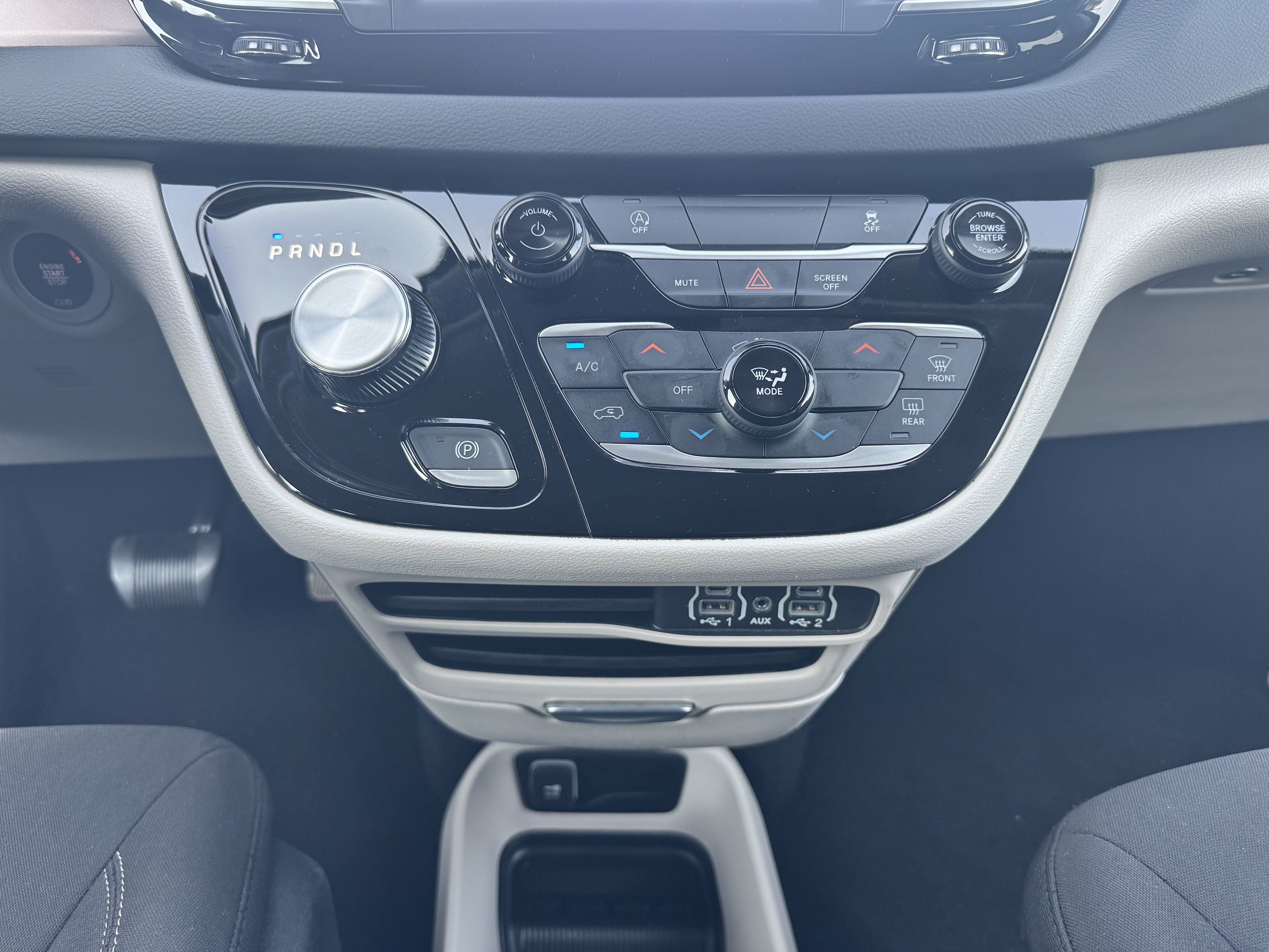 2023 Chrysler Voyager LX