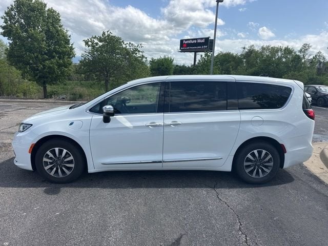 Used 2023 Chrysler Pacifica Hybrid Limited with VIN 2C4RC1S77PR630600 for sale in Kansas City