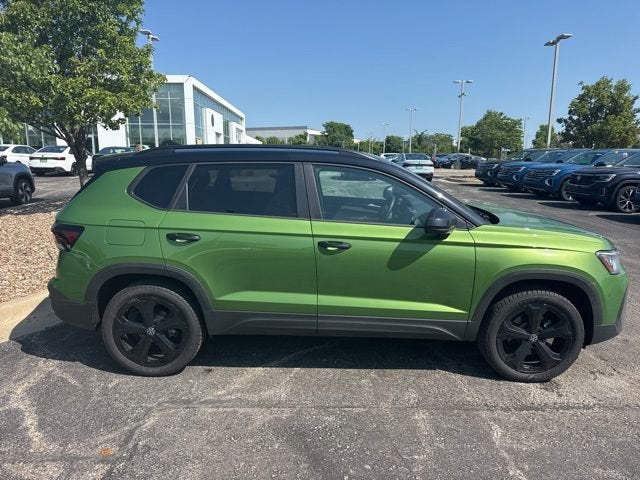 2025 Volkswagen Taos SE Black
