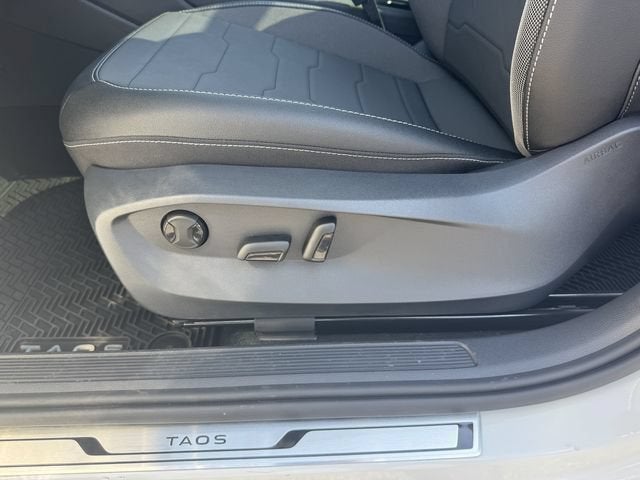 2026 Volkswagen Taos SE Black