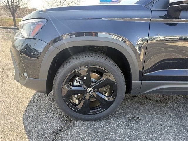 2026 Volkswagen Taos SE Black