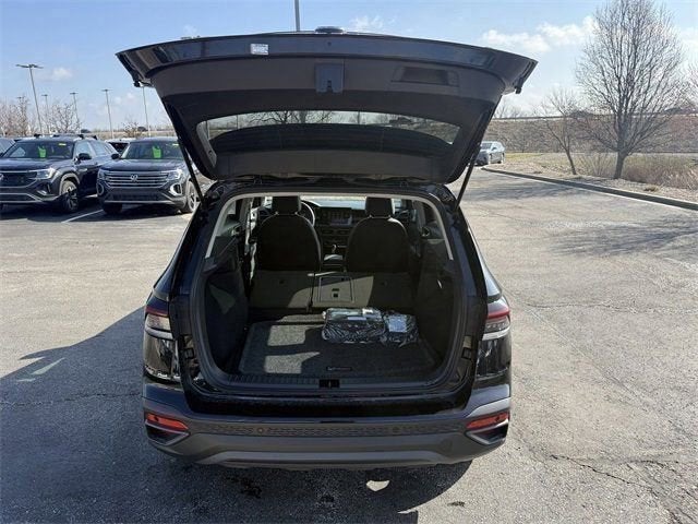 2026 Volkswagen Taos SE Black