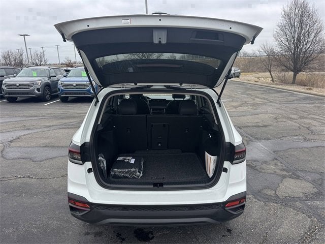 2026 Volkswagen Taos SE Black