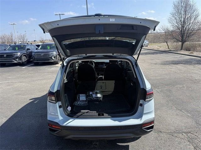 2026 Volkswagen Taos SE Black