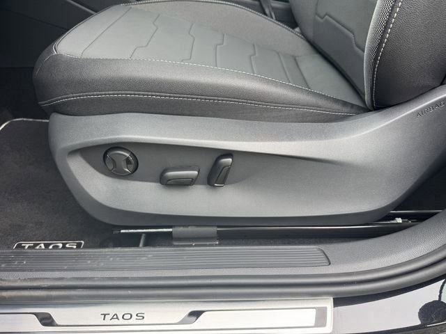 2026 Volkswagen Taos SE Black