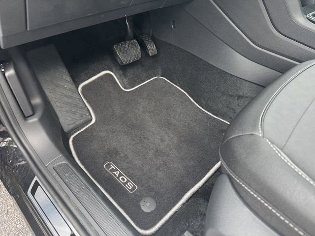 2026 Volkswagen Taos SE Black