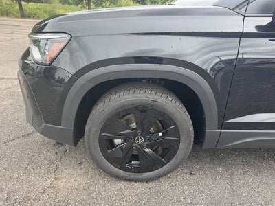 2026 Volkswagen Taos SE Black