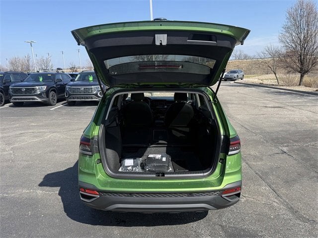 2026 Volkswagen Taos SE Black