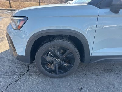 2025 Volkswagen Taos SE Black