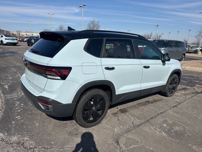 2025 Volkswagen Taos SE Black