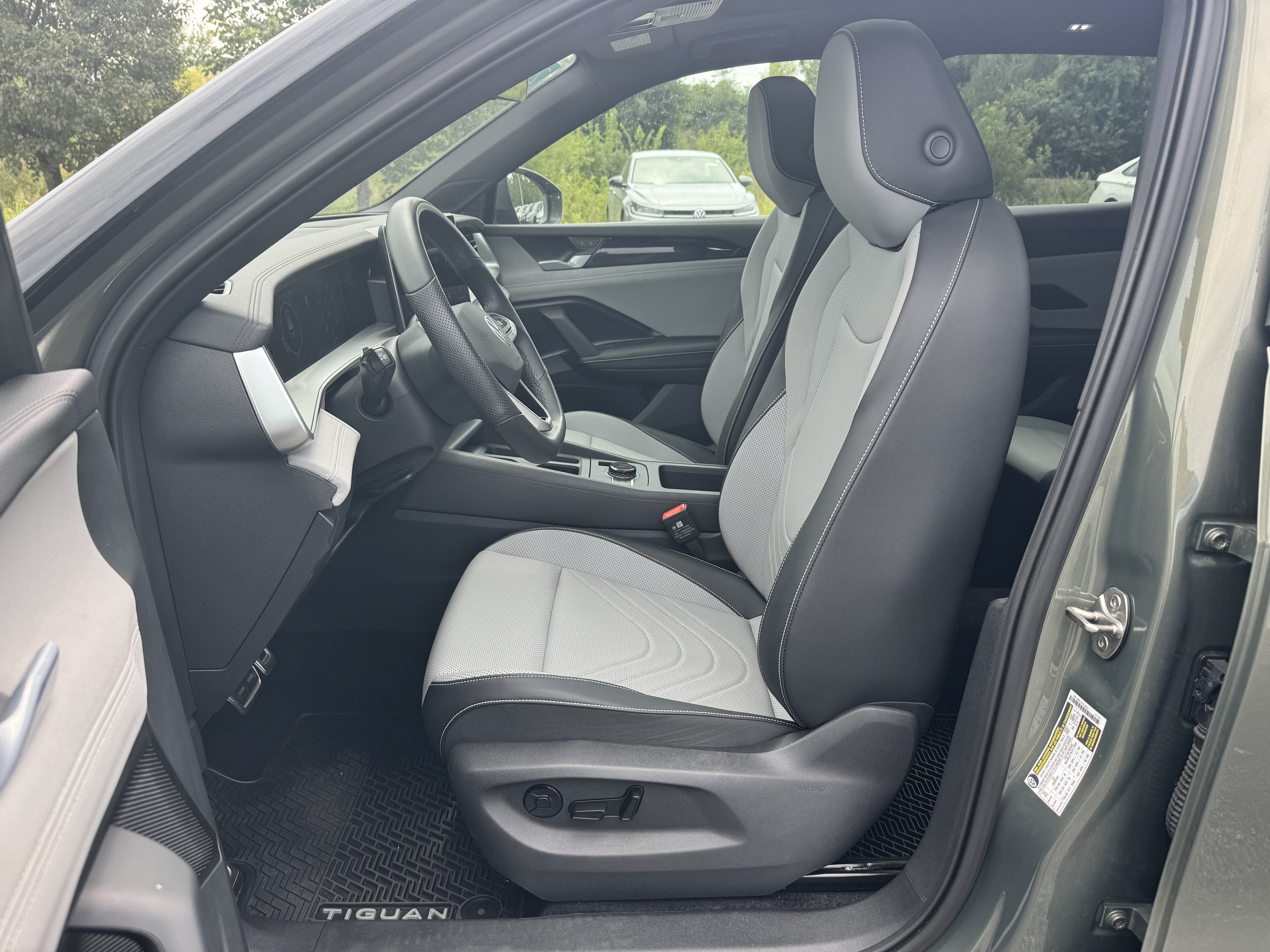 2025 Volkswagen Tiguan SE R-Line Black
