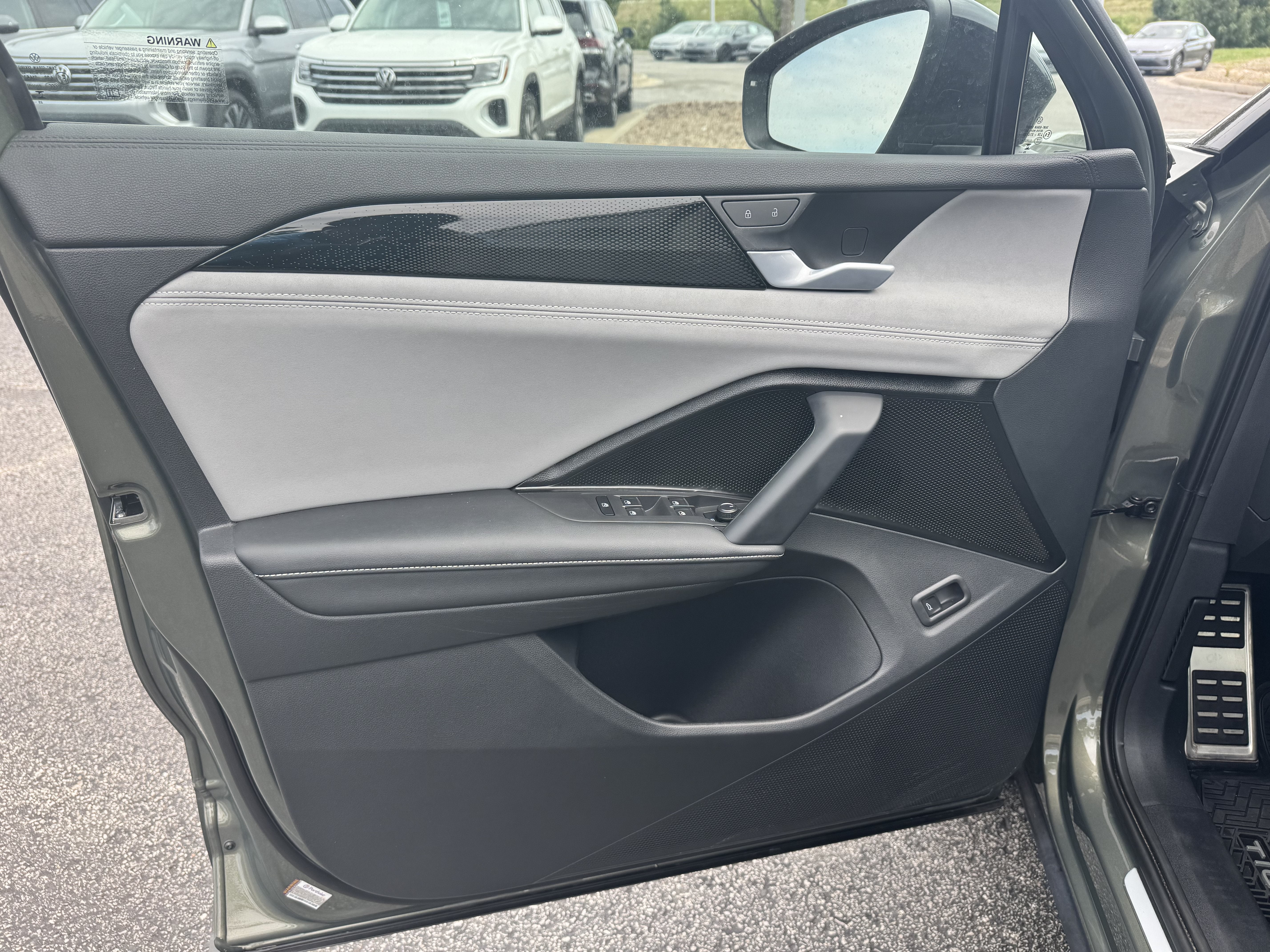 2025 Volkswagen Tiguan SE R-Line Black
