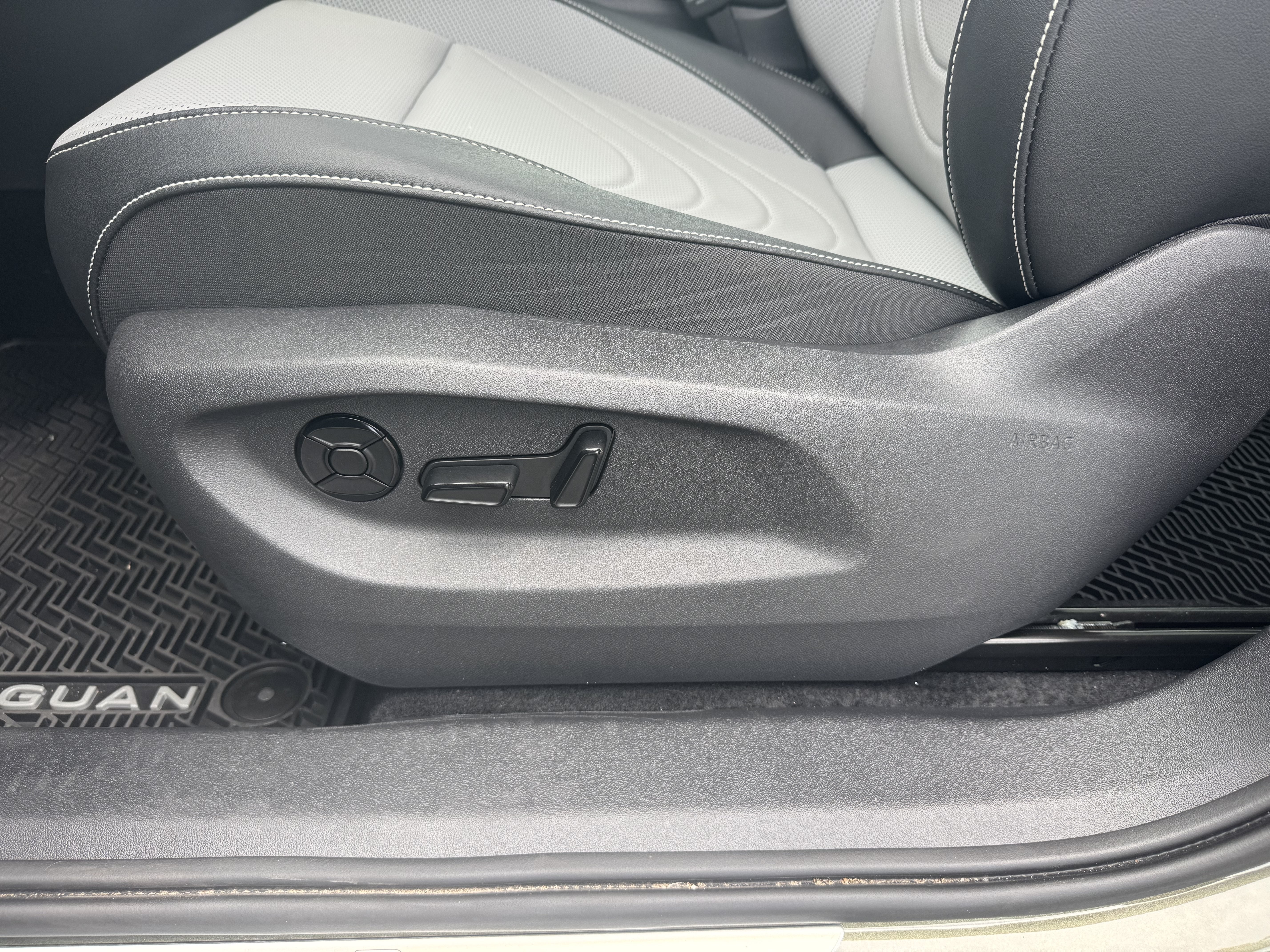 2025 Volkswagen Tiguan SE R-Line Black