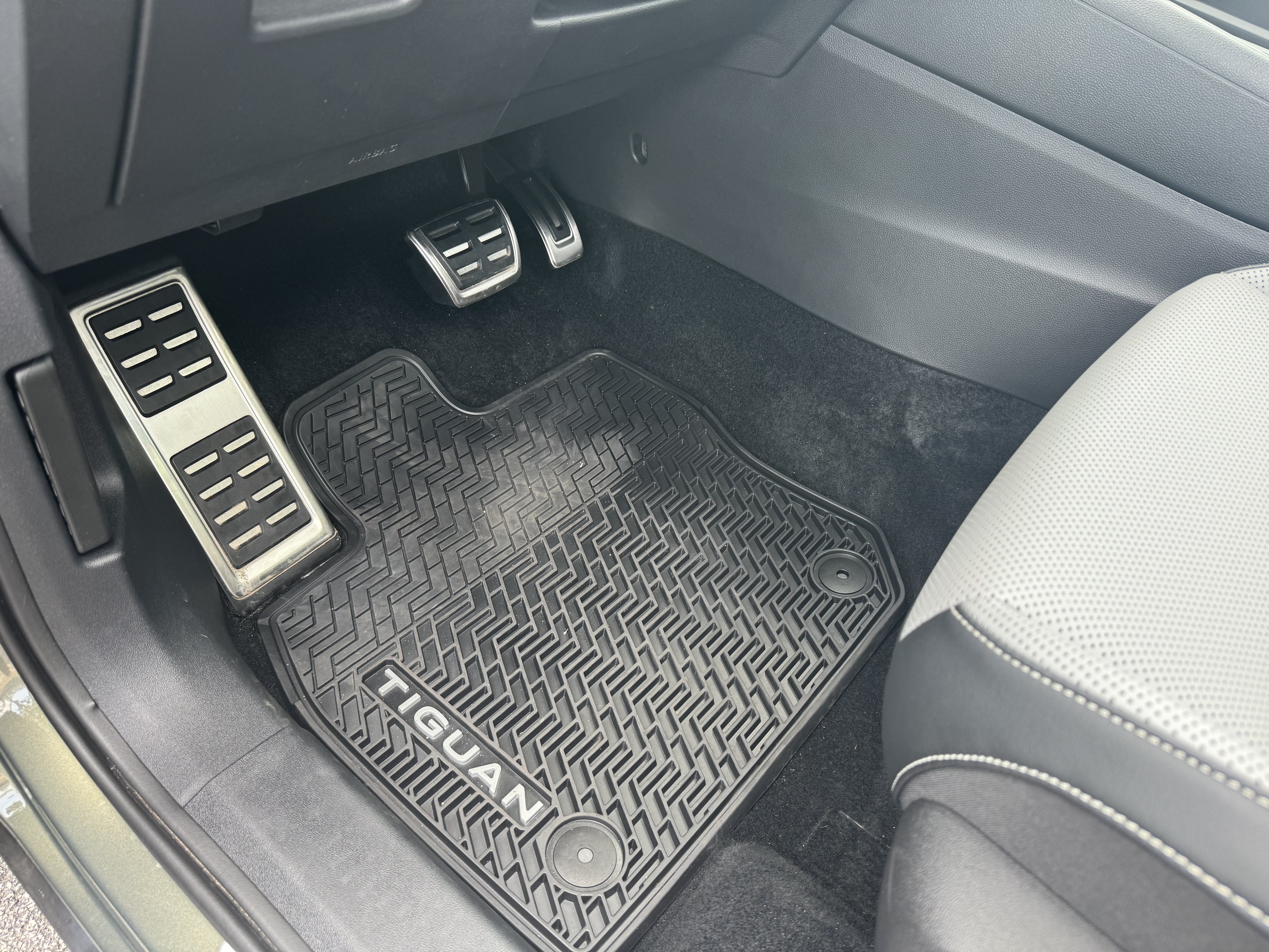 2025 Volkswagen Tiguan SE R-Line Black