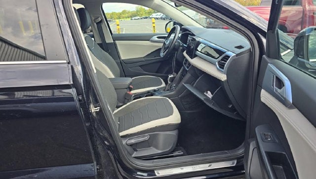 Used 2025 Volkswagen Taos SE with VIN 3VVUC7B22SM042719 for sale in Kansas City