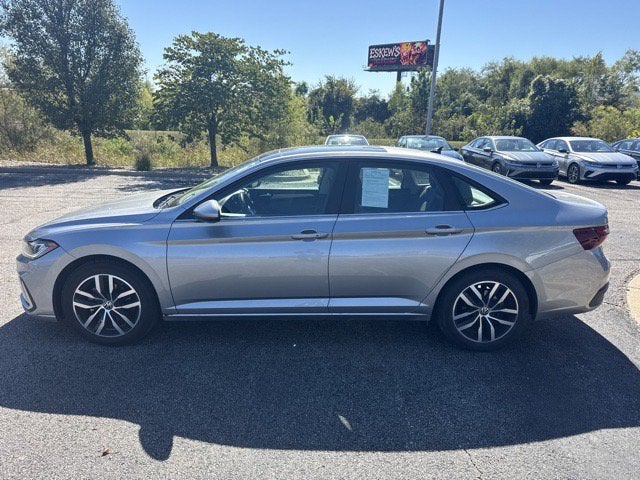 Used 2025 Volkswagen Jetta SE with VIN 3VW7X7BU1SM014196 for sale in Kansas City