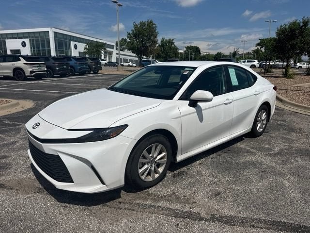 2026 Toyota Camry LE Hybrid's photo