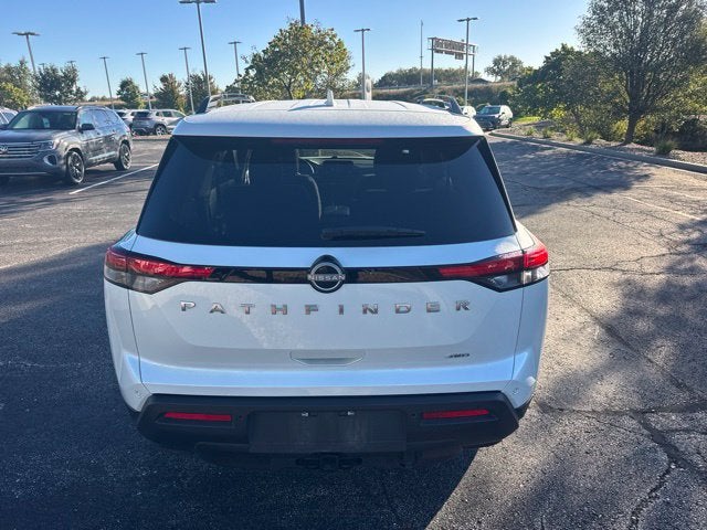 2025 Nissan Pathfinder SV