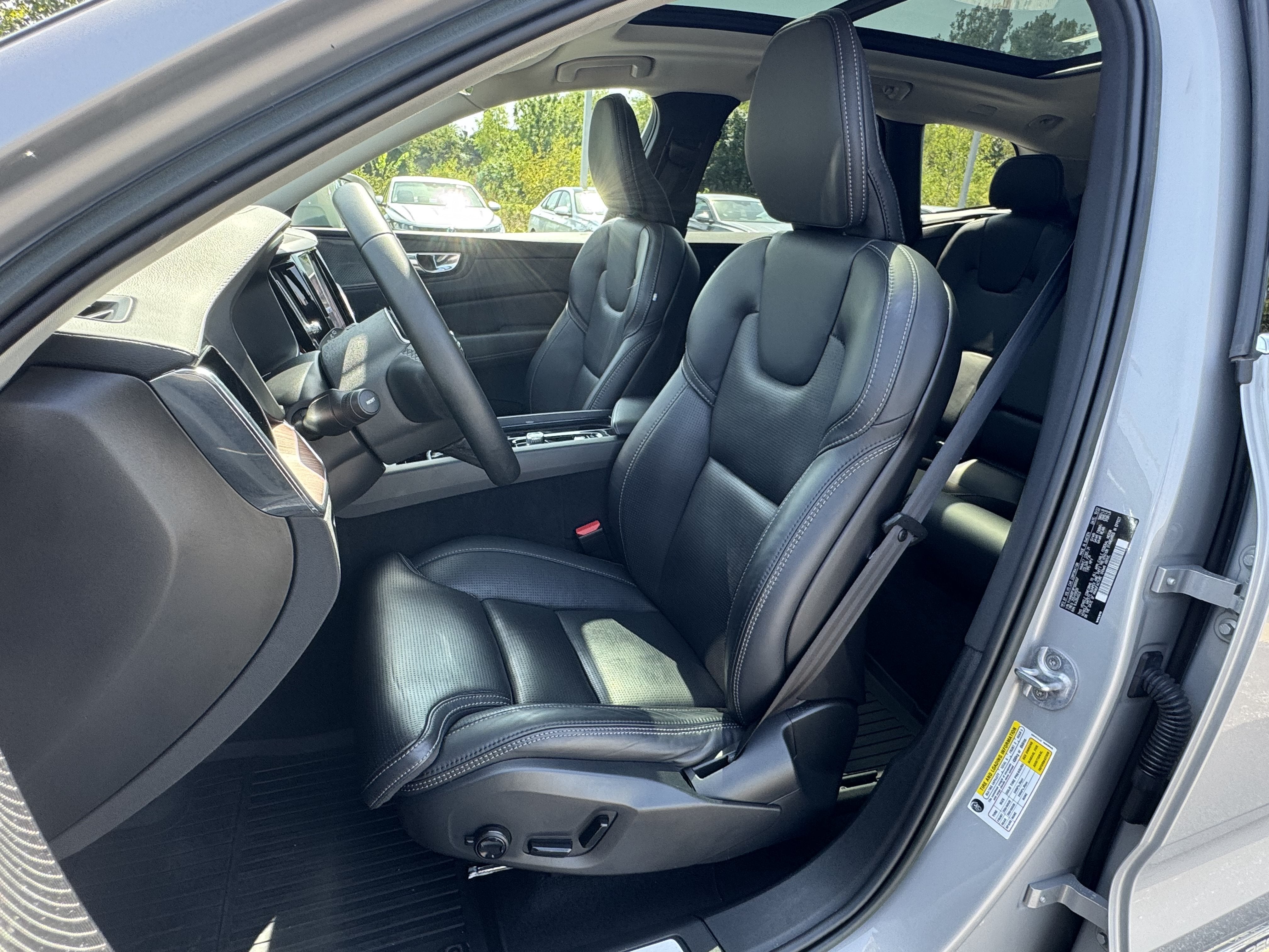 2023 Volvo XC60 Recharge Plug-In Hybrid Ultimate Bright Theme