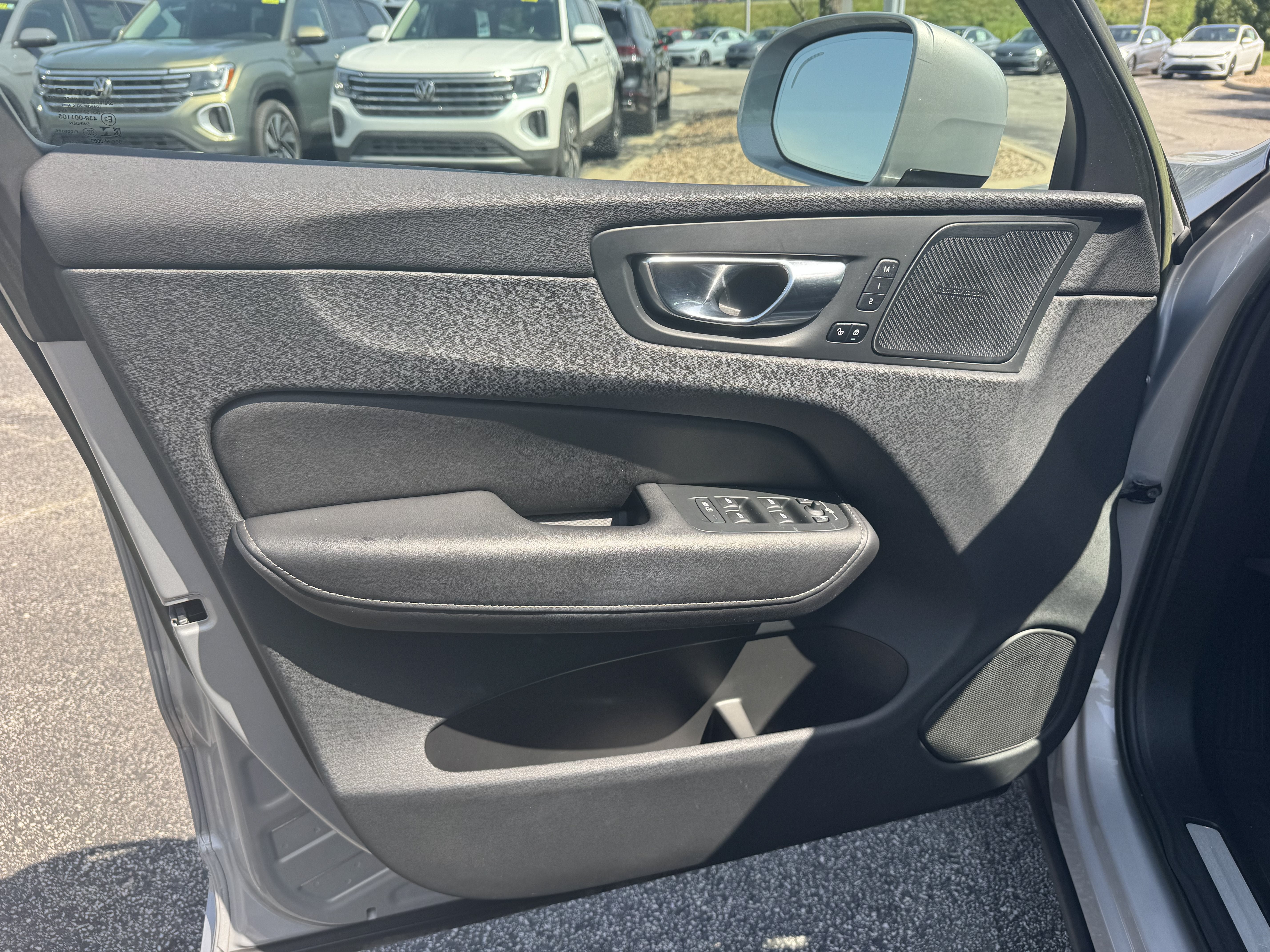 2023 Volvo XC60 Recharge Plug-In Hybrid Ultimate Bright Theme