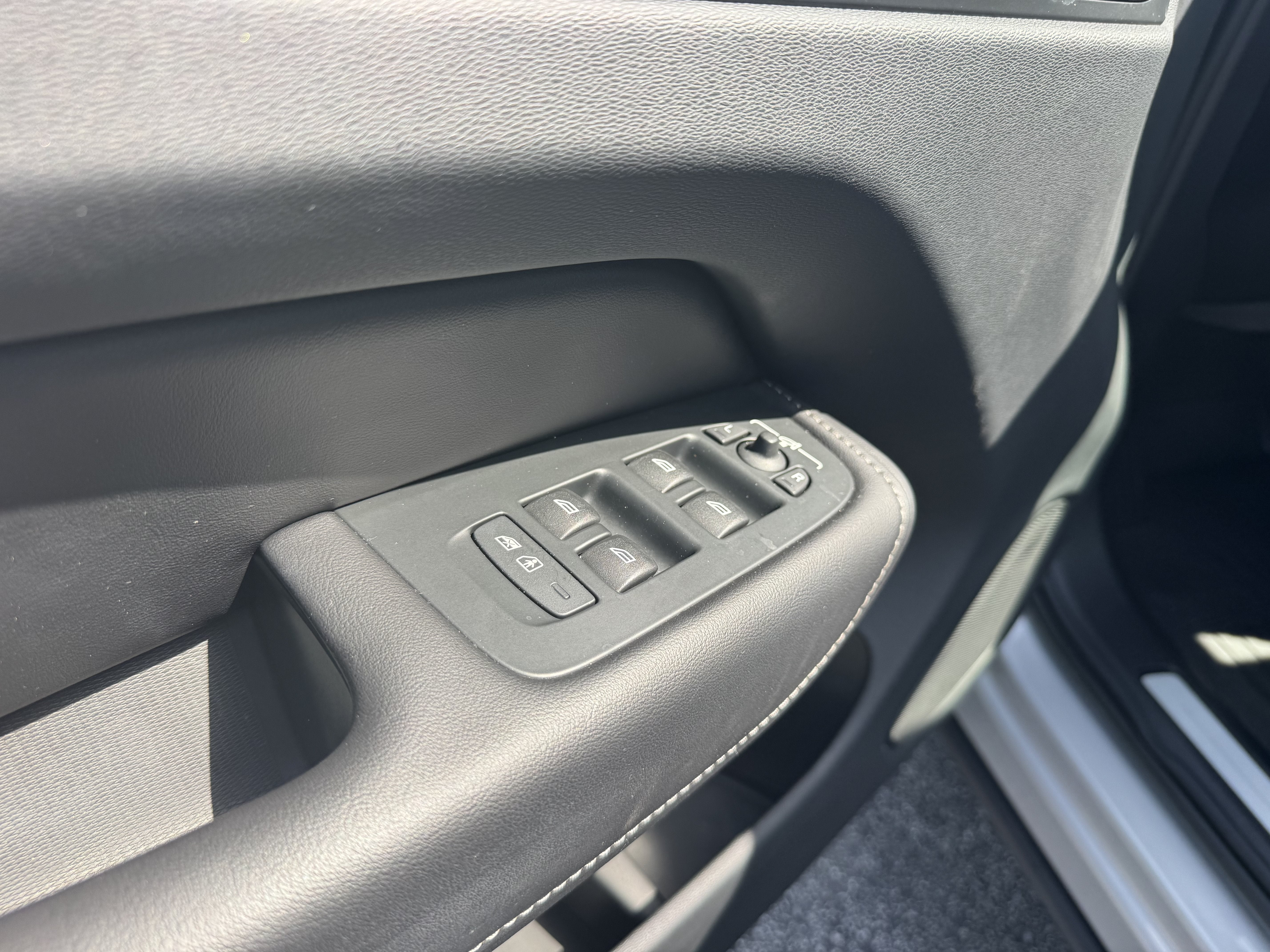 2023 Volvo XC60 Recharge Plug-In Hybrid Ultimate Bright Theme