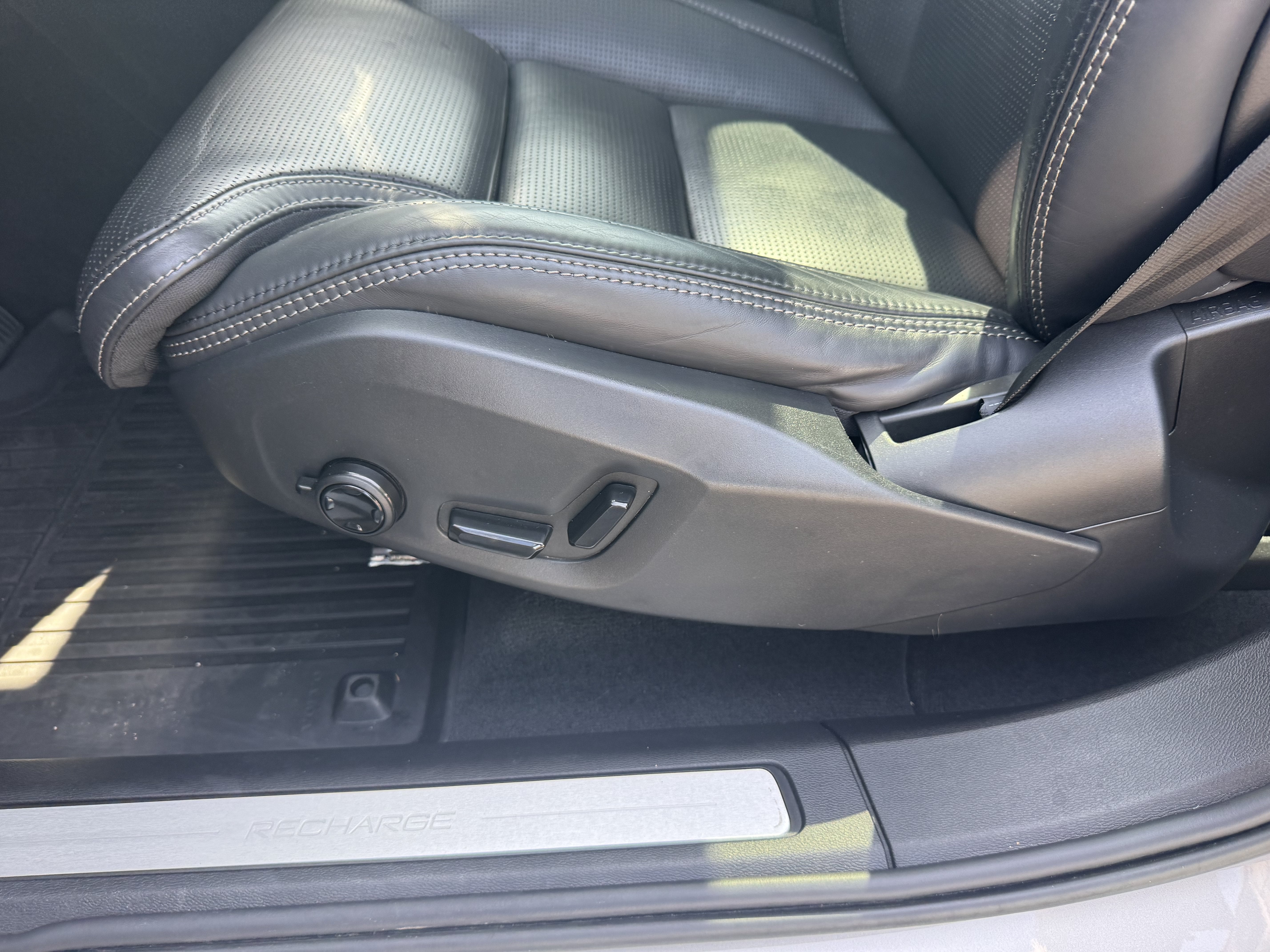 2023 Volvo XC60 Recharge Plug-In Hybrid Ultimate Bright Theme