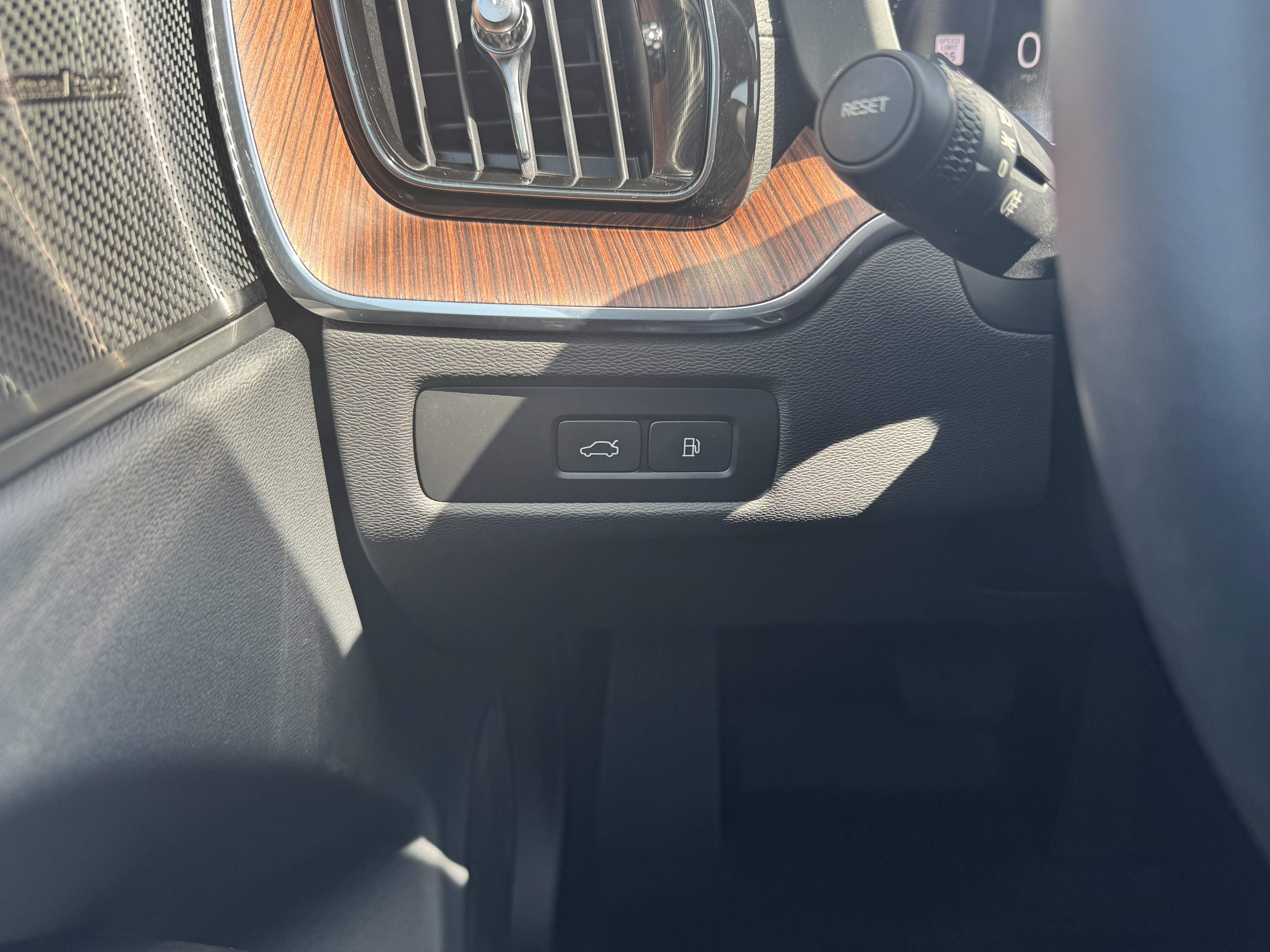 2023 Volvo XC60 Recharge Plug-In Hybrid Ultimate Bright Theme