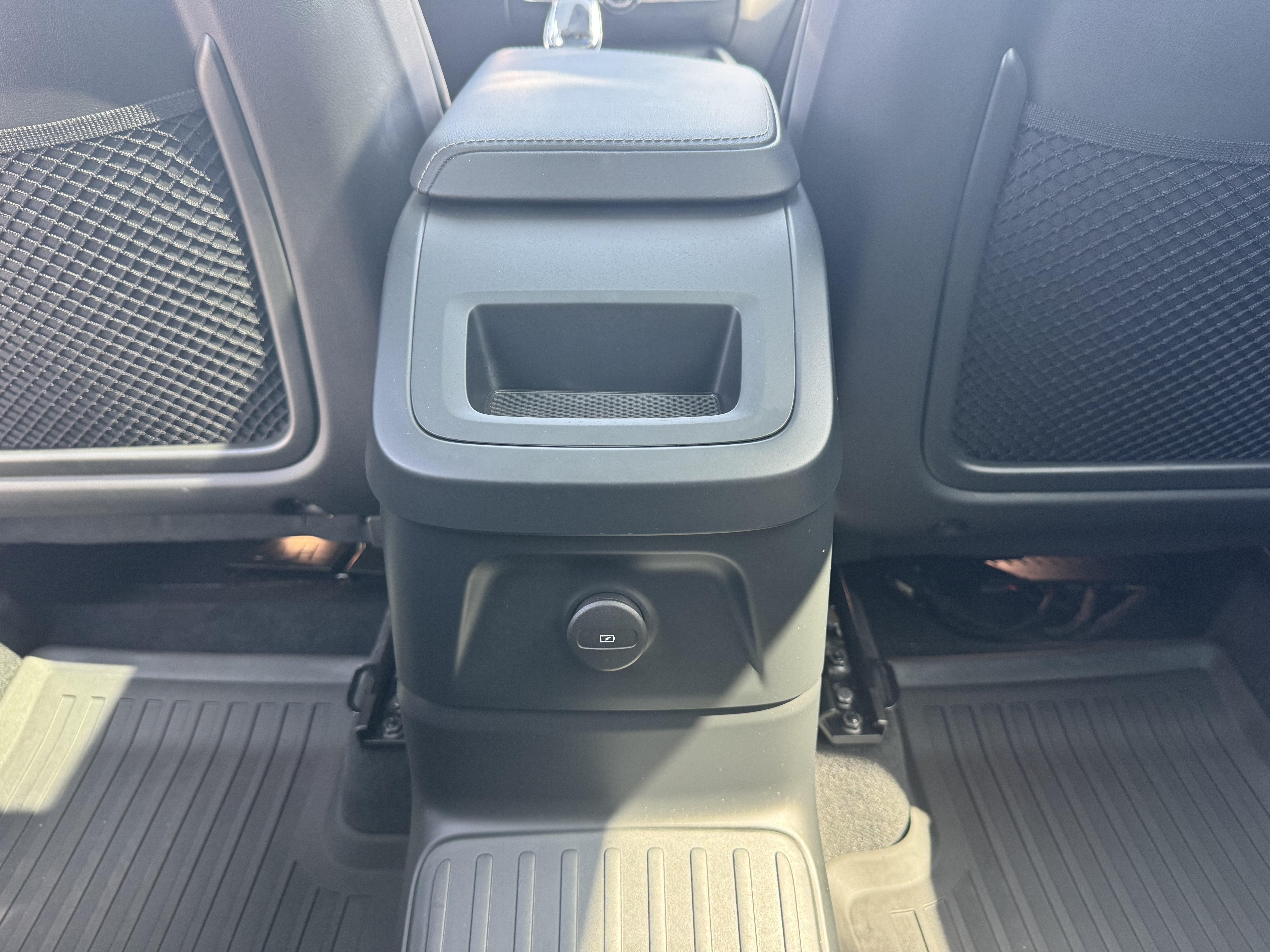 2023 Volvo XC60 Recharge Plug-In Hybrid Ultimate Bright Theme